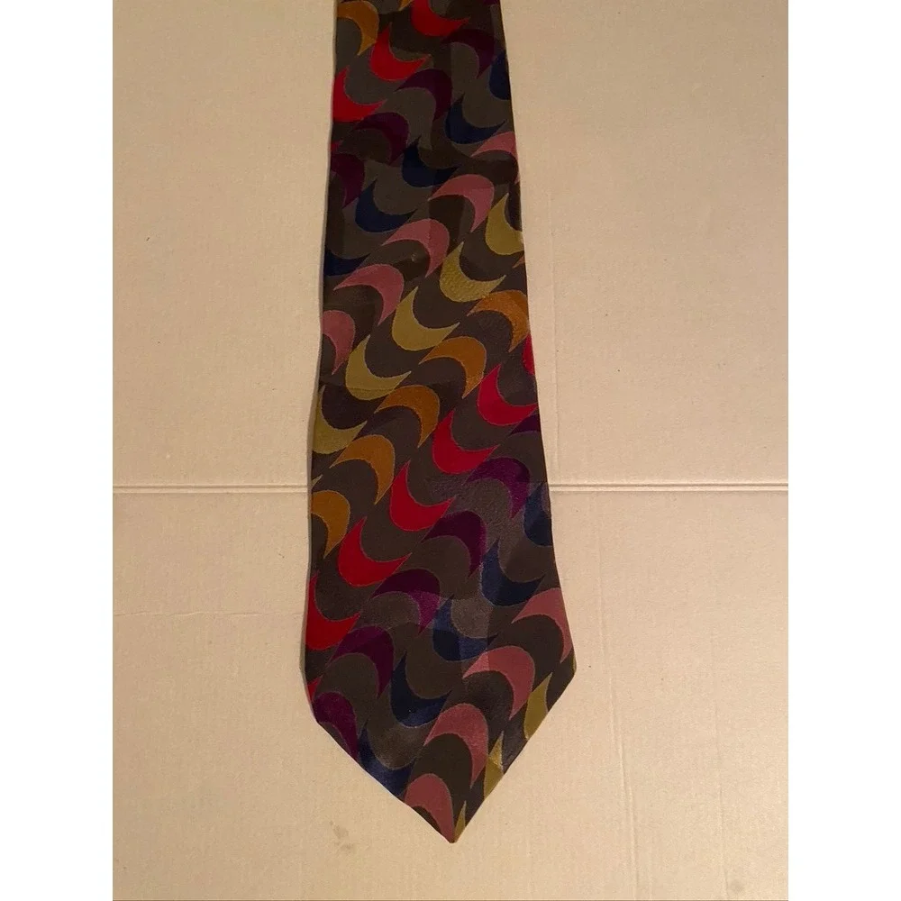 Je Suis Silk Necktie Multi-Color Geometric Crescent Wave Pattern Grey Red Gold